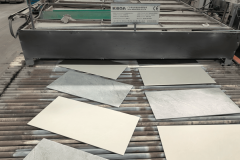 采纳“双层异宽设想+智能柔性出产”的性